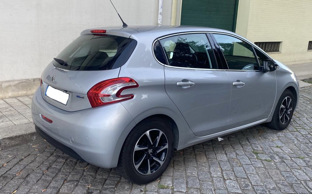 Peugeot 208 cinzento