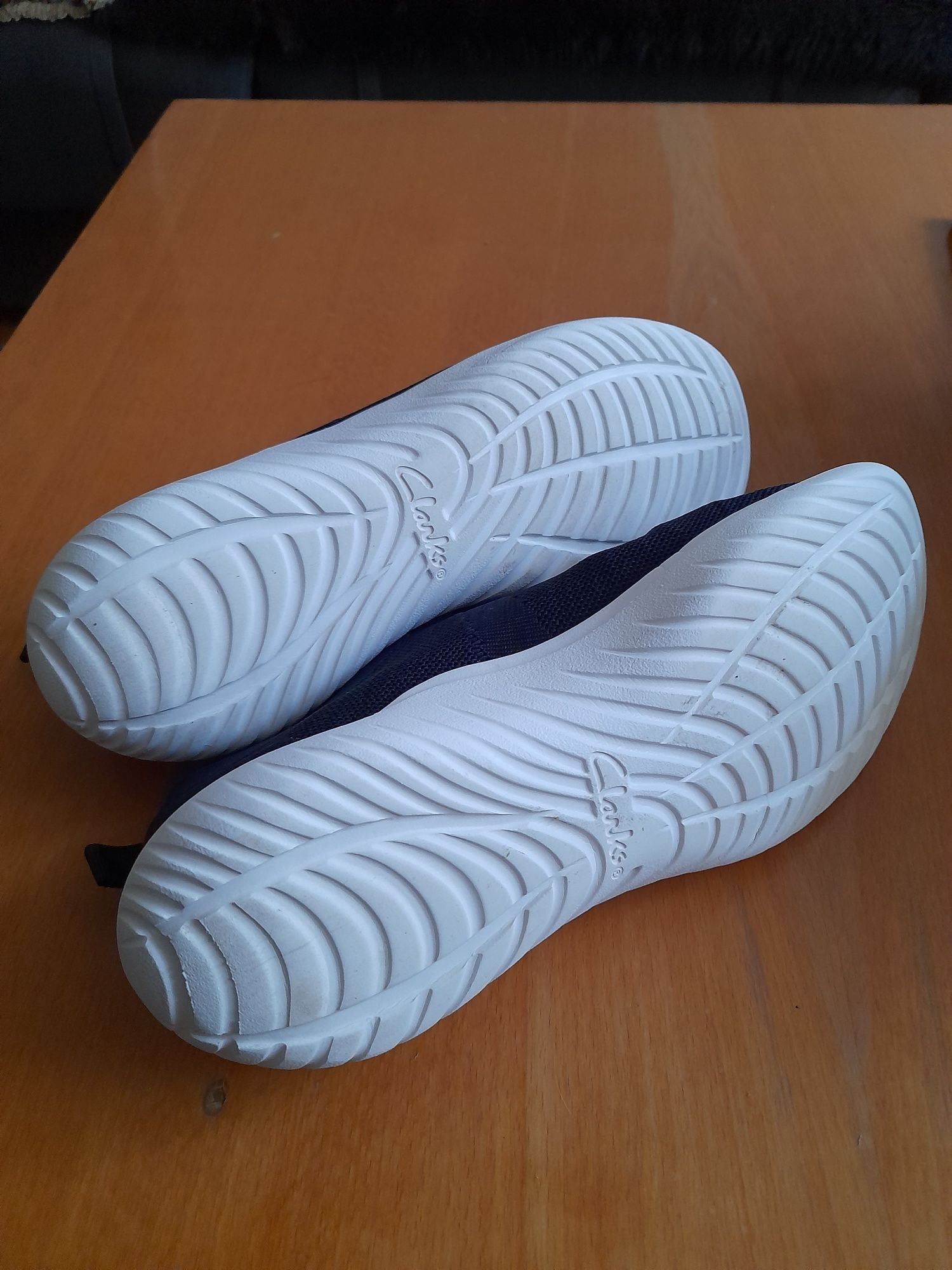 Skechers сліпони 39р., кросівки Clarks 38p.