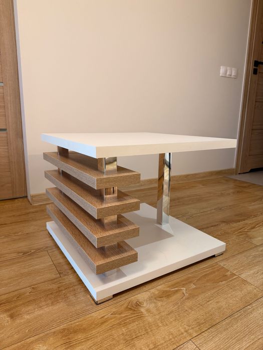 Biało-drewniana ława, stolik kawowy