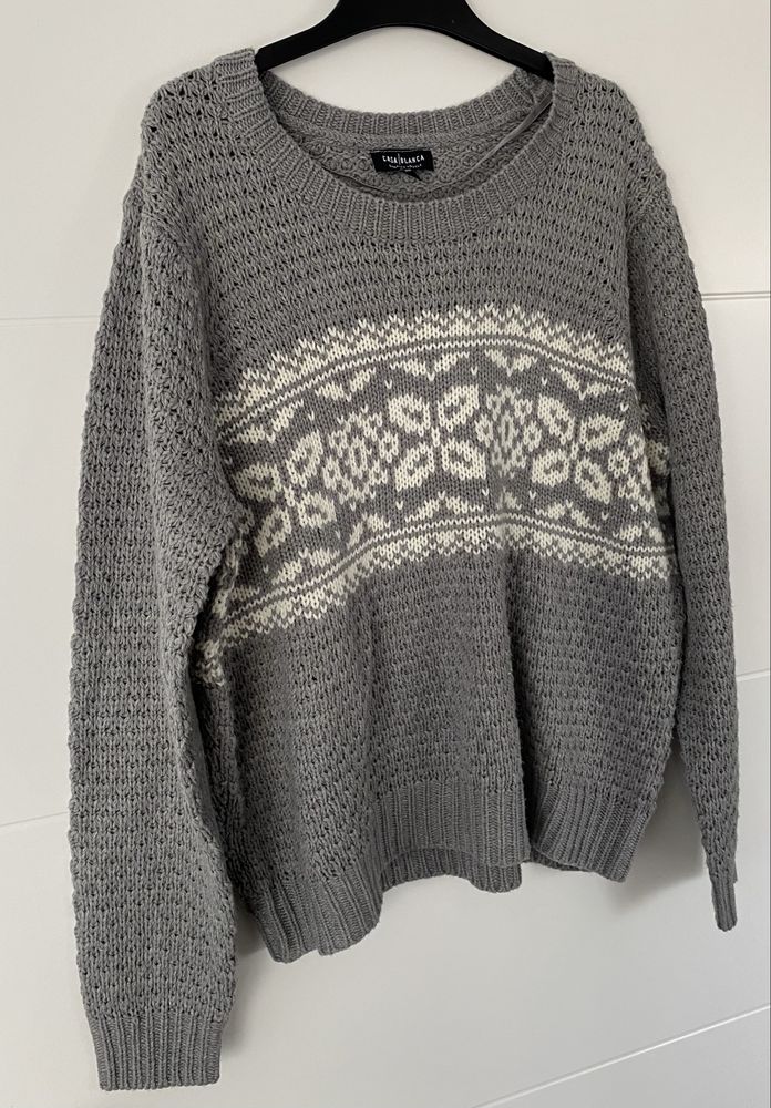Sweter casual z białym wzorem szarość klasyka zimowy klimat
