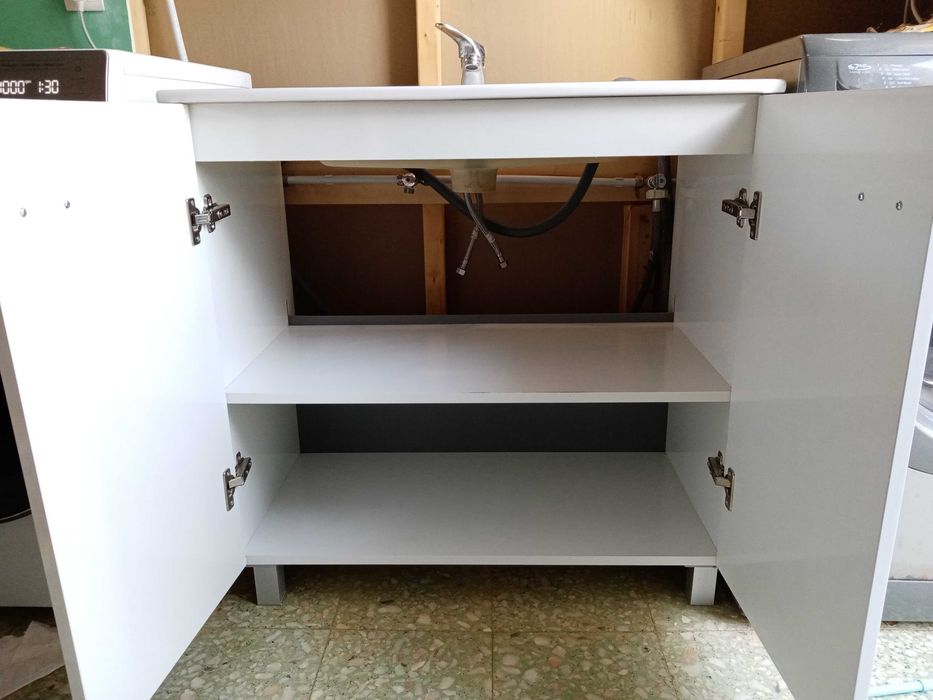 Lavatório em cerâmica com armário