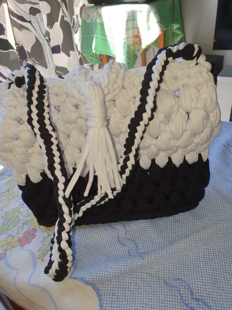 Bolsas de croche  com fios de malha