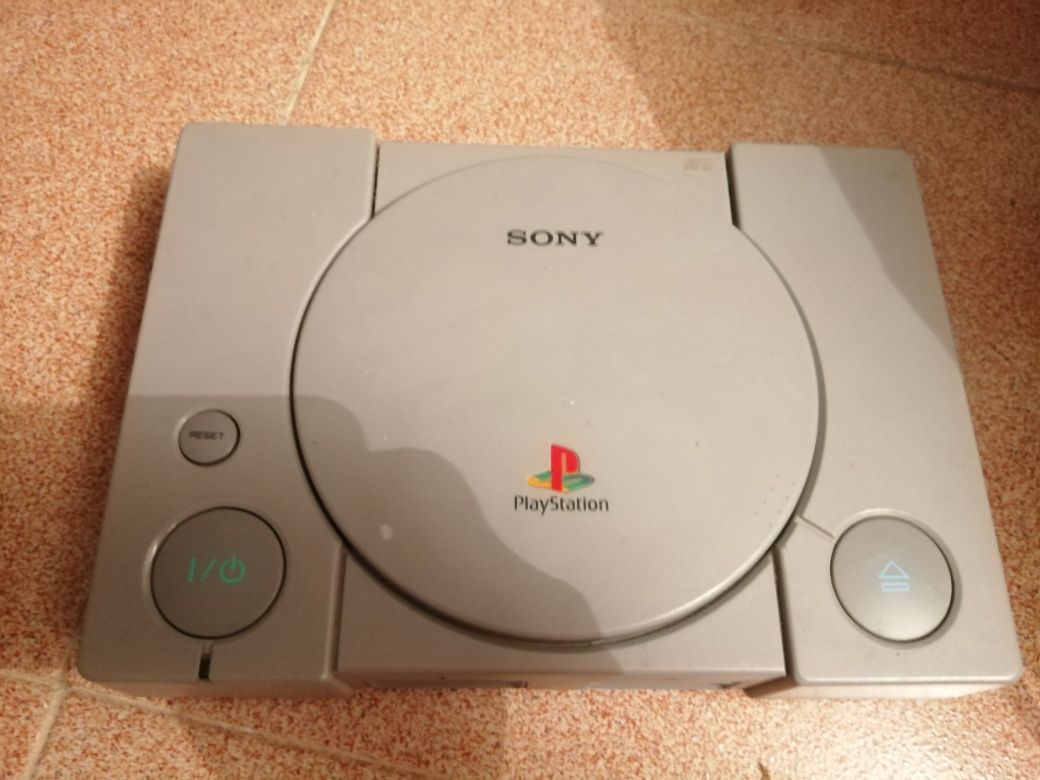 Playstation com jogos e comandos