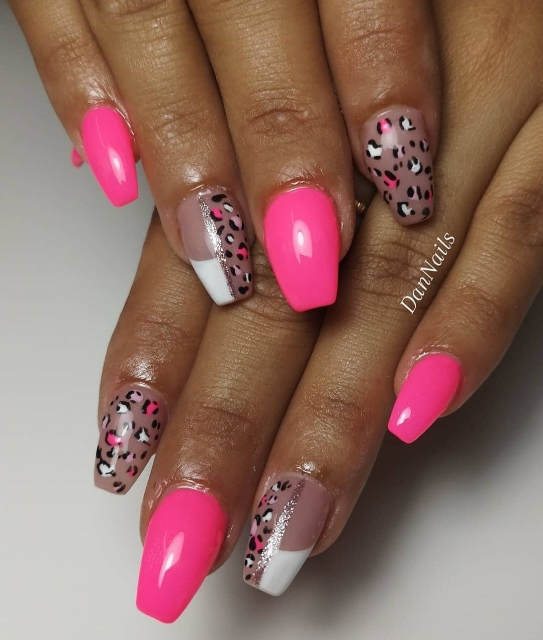 Unhas de gel e verniz de gel