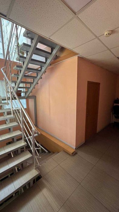 Продам 3-поверхове приміщення в центрі міста
 вул. Моссаковського, 1