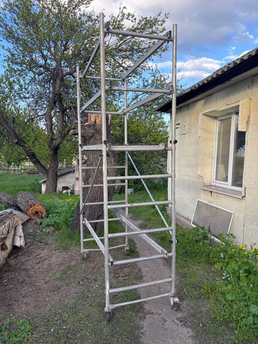 Лестницы, подмостья, вышка-тура на колесах в аренду, на прокат.