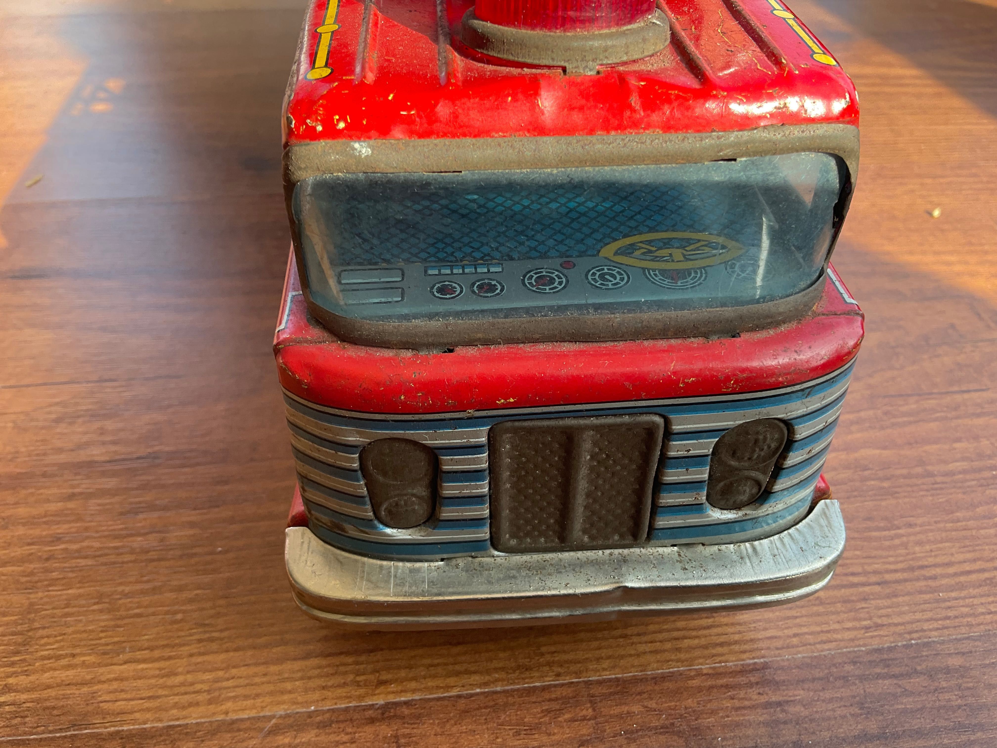 Antigo brinquedo de lata. Caminhão de bombeiros. Kokyu. Japão. Com
