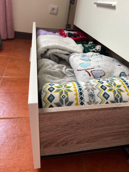 Cómoda , usada mas em bom estado. Boa arrumação.