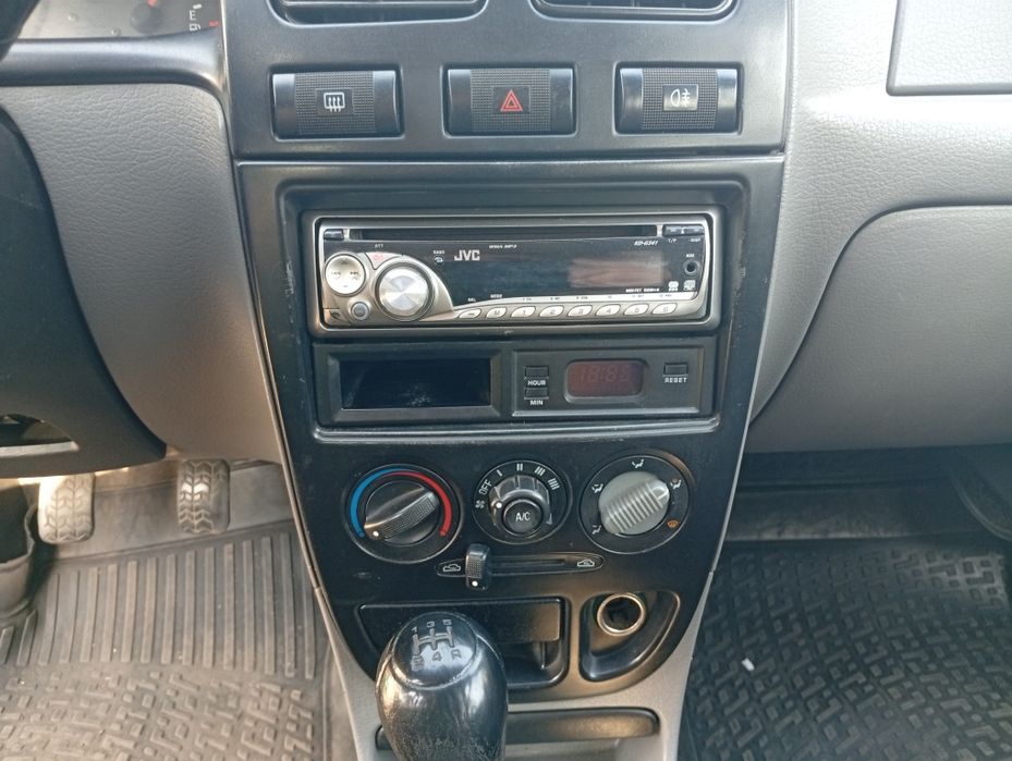 Продам економне авто Kia Rio 1.3 бензин 2000 року