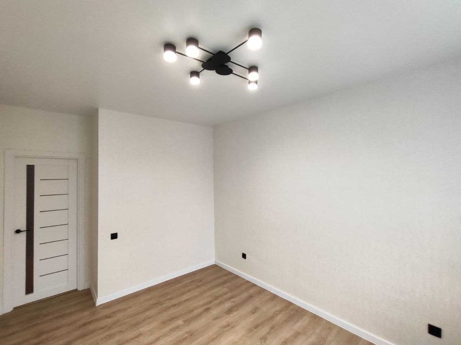 2к  НИЖЧЕ РИНКУ, ремонт, середный поверх, не кутова!