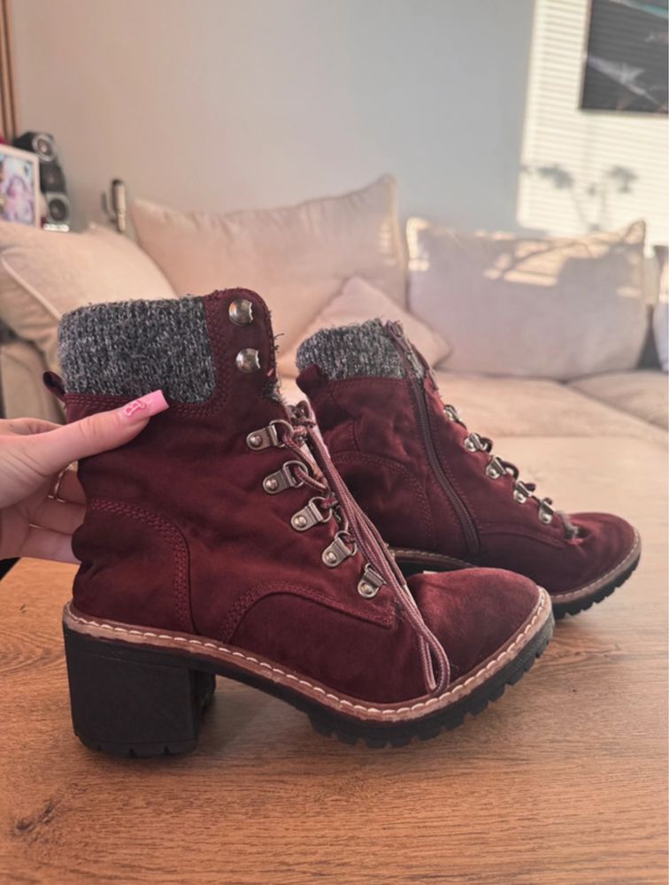 Bordowe buty na obcasie