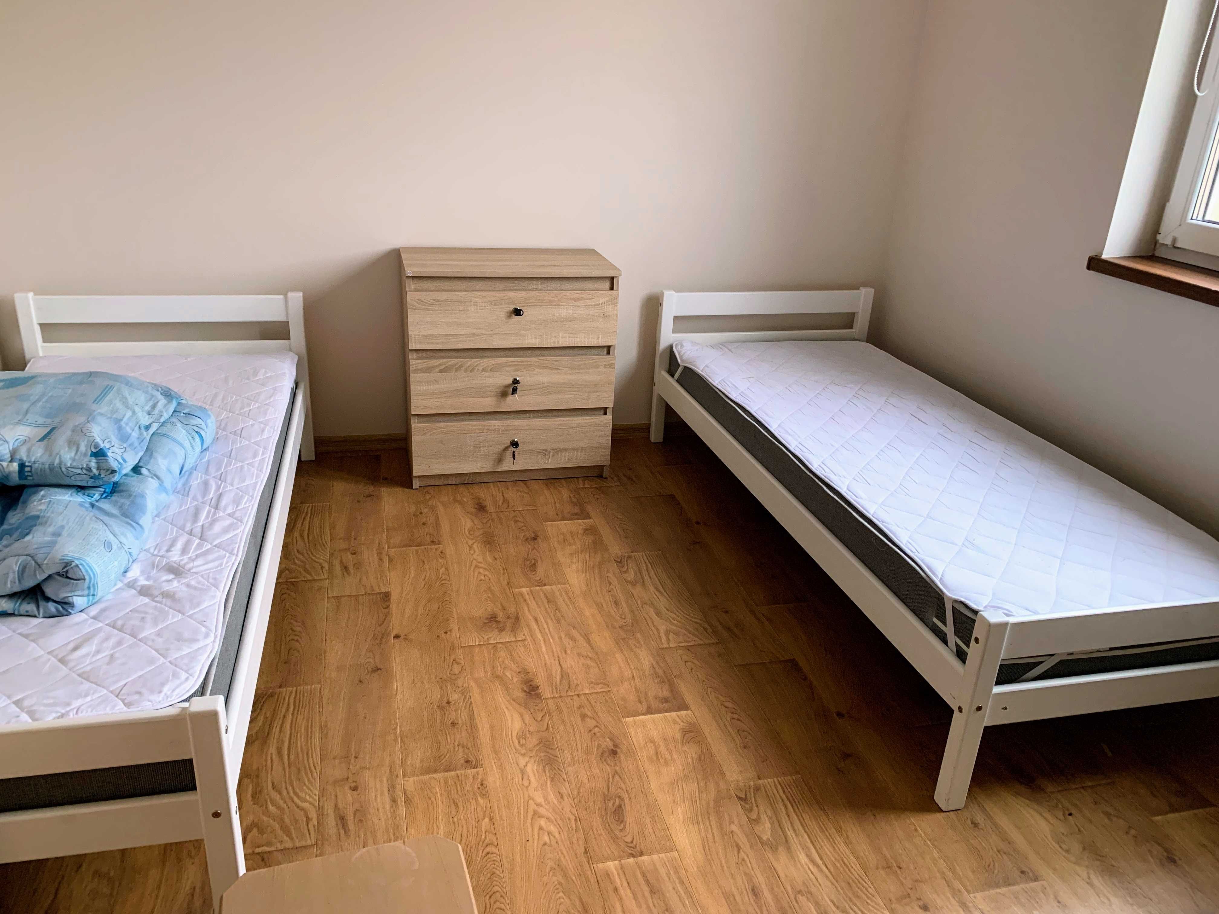 Łóżko z litego drewna z materacem