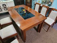 Excelente mesa de sala em madeira maciça com acabamento em v