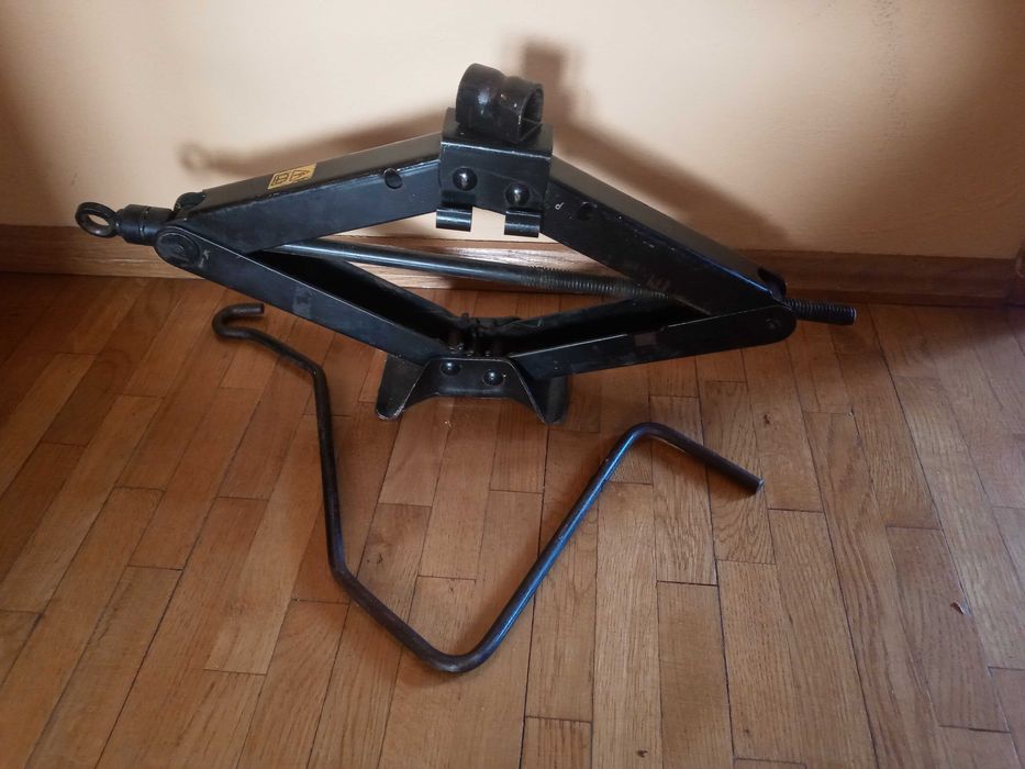 lewarek podnośnik do samochodu