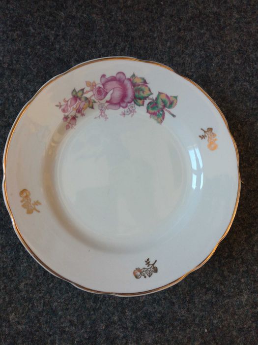 Тарілки, розетки, блюдця