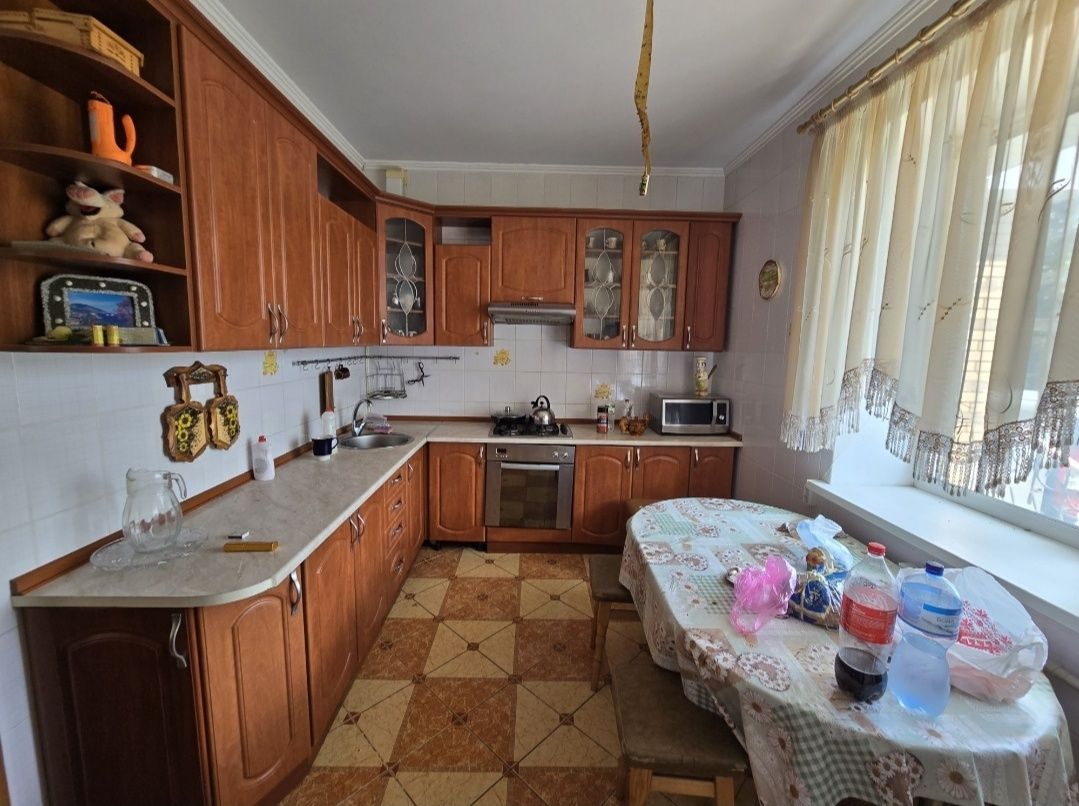 Будинок є погреб газ гараж 210 м2 і гостьовий будинок Бровари Квітневе