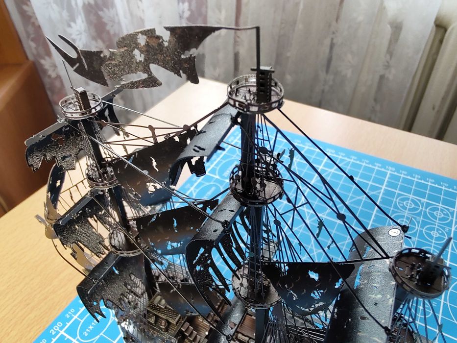 Latający Holender Piraci z Karaibów metalowy model Piececool+gablota