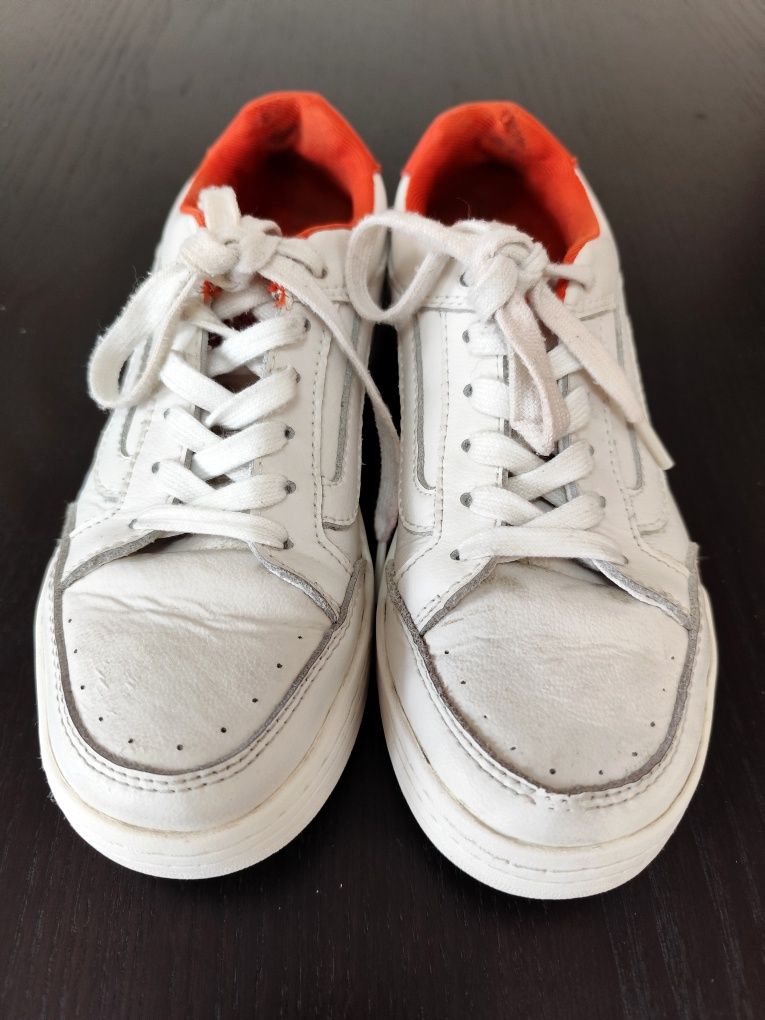 Sapatilhas brancas marca Vans (Tam. 36)