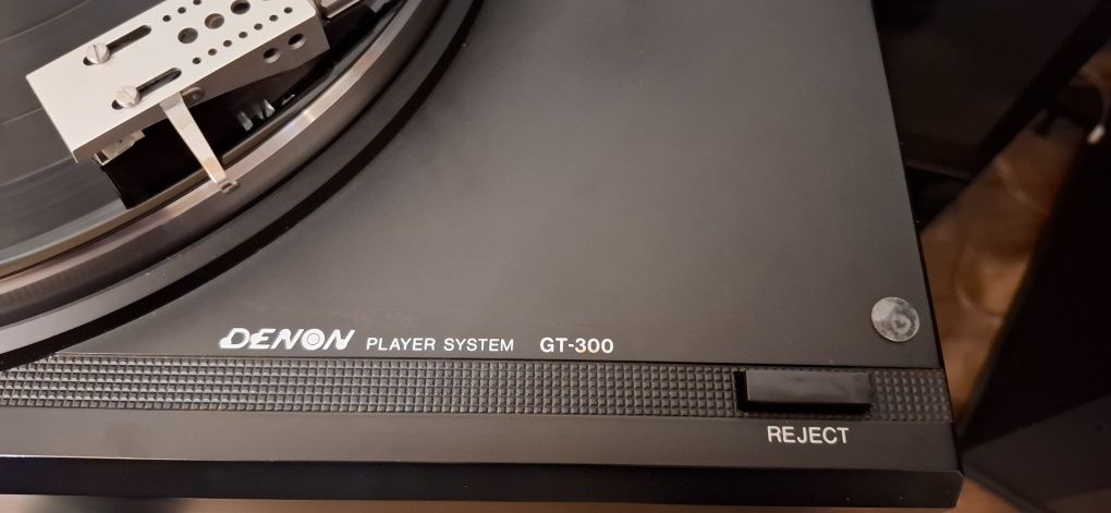 Gramofon Denon GT 300.