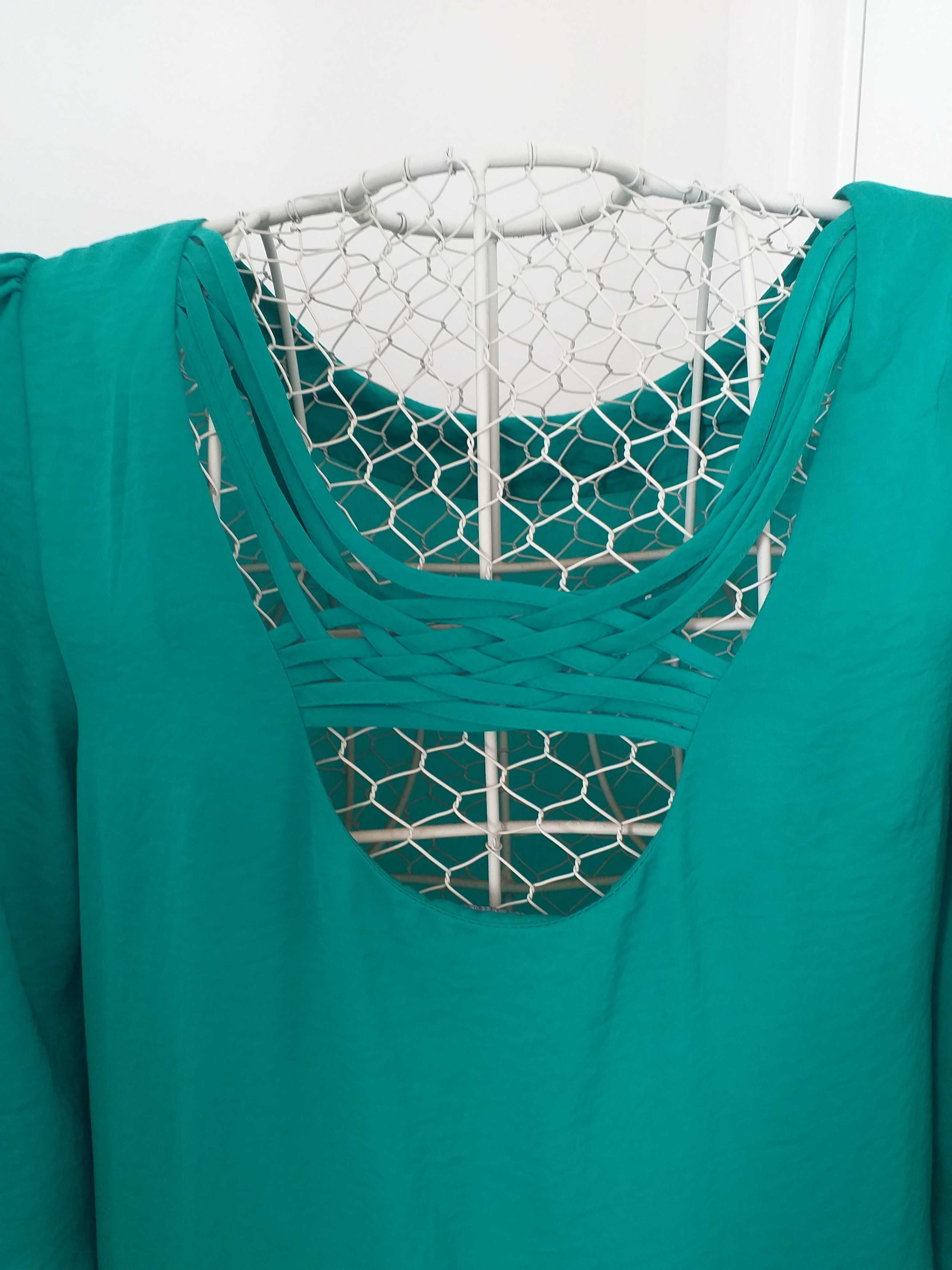 Vestido verde esmeralda com detalhe nas costas e mangas 3/4 S