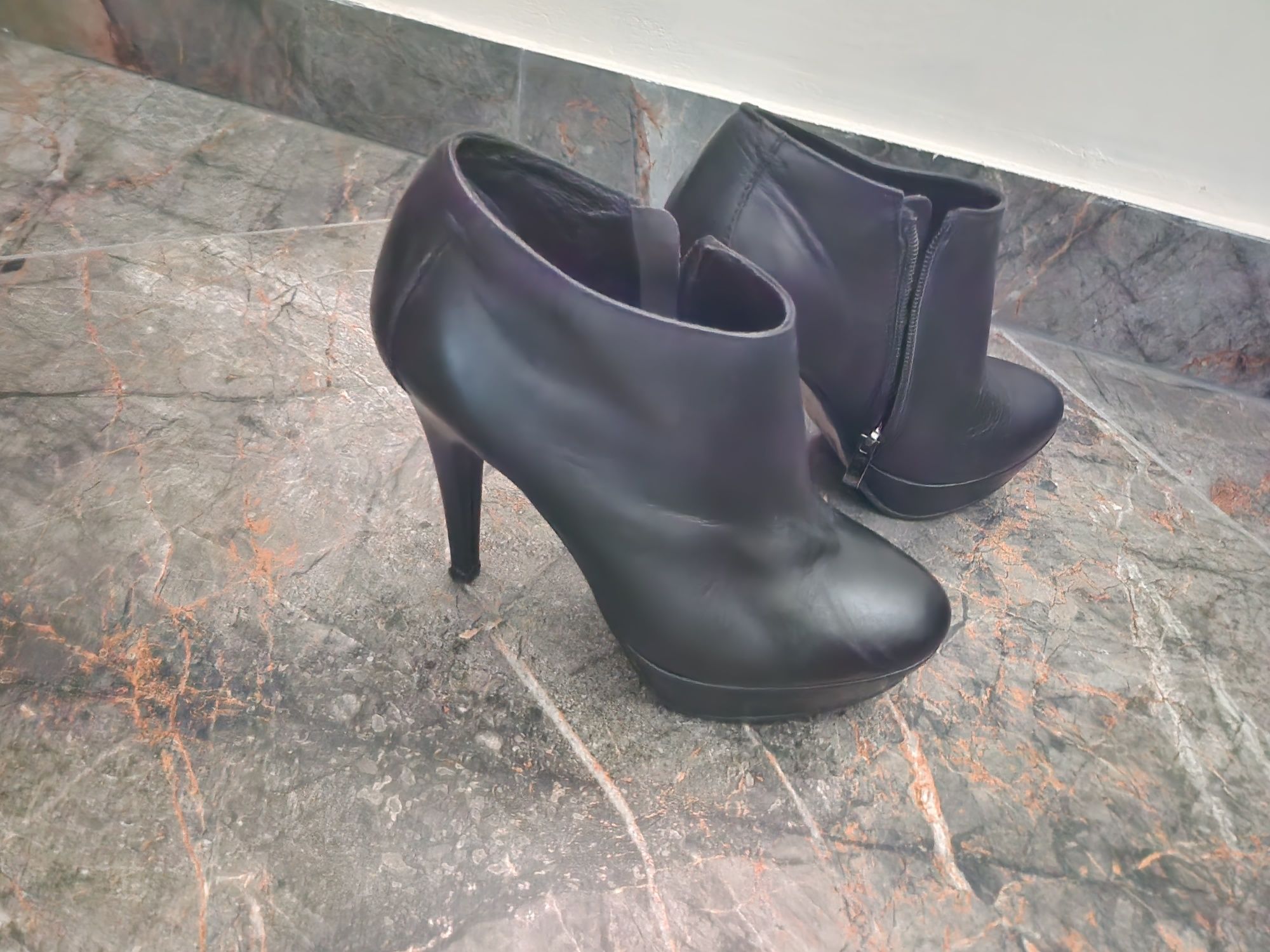 Buty sjorzane na obcasie
