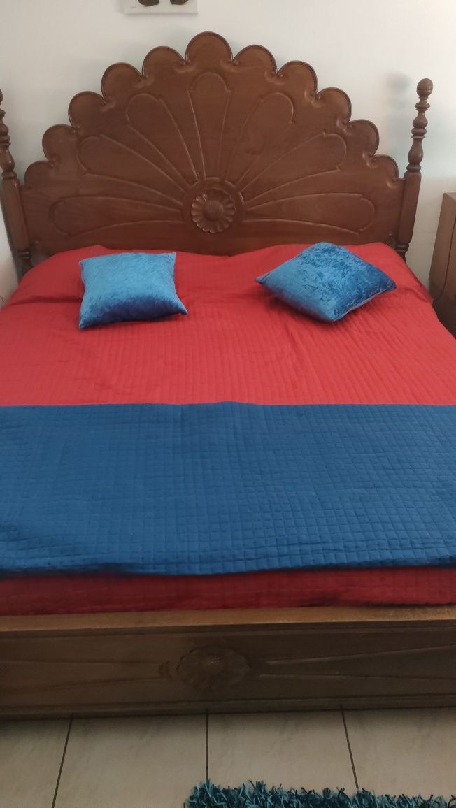 Cama usada de madeira, maciça