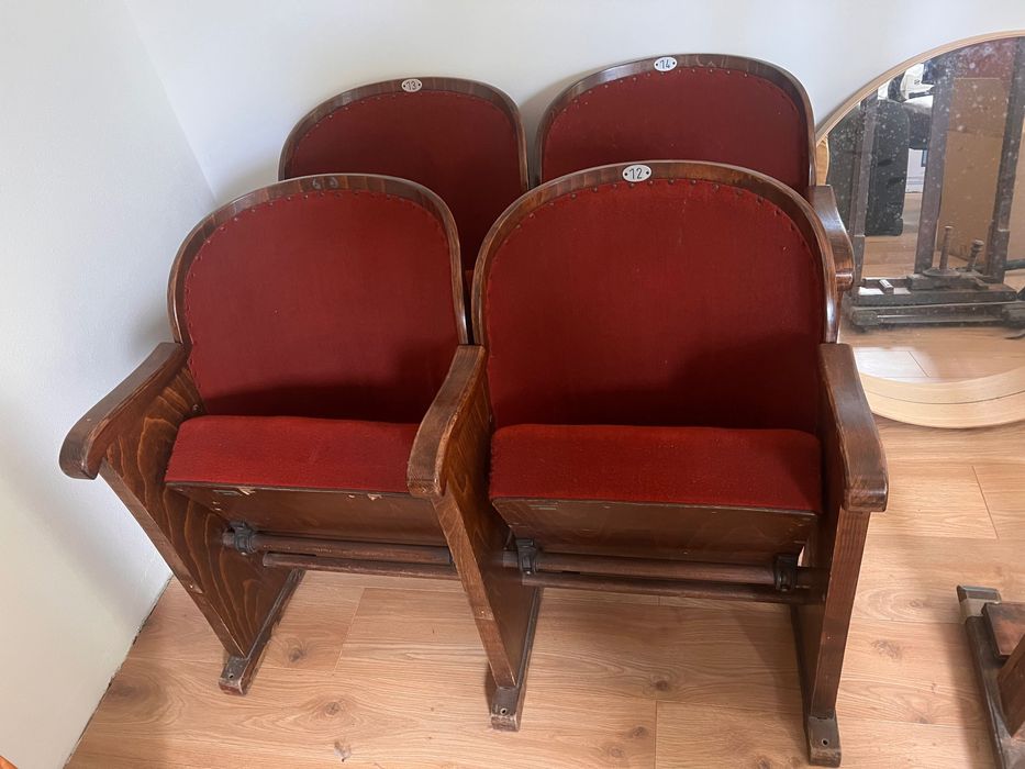 Kultowe krzesła kinowe retro – komplet 4 szt. – 1000 zł