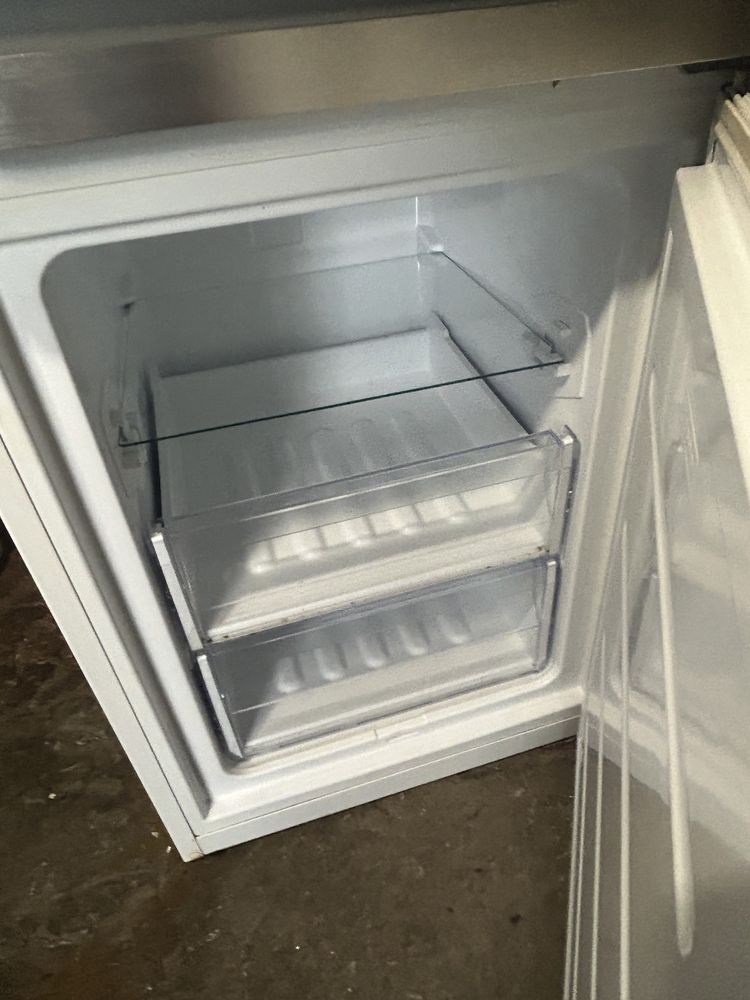 Lodówka Whirpool sprawna i czysta trzy letnia
