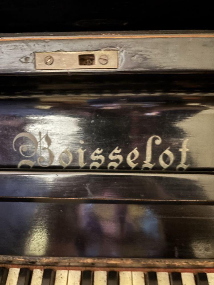 Piano Boisselof antigo