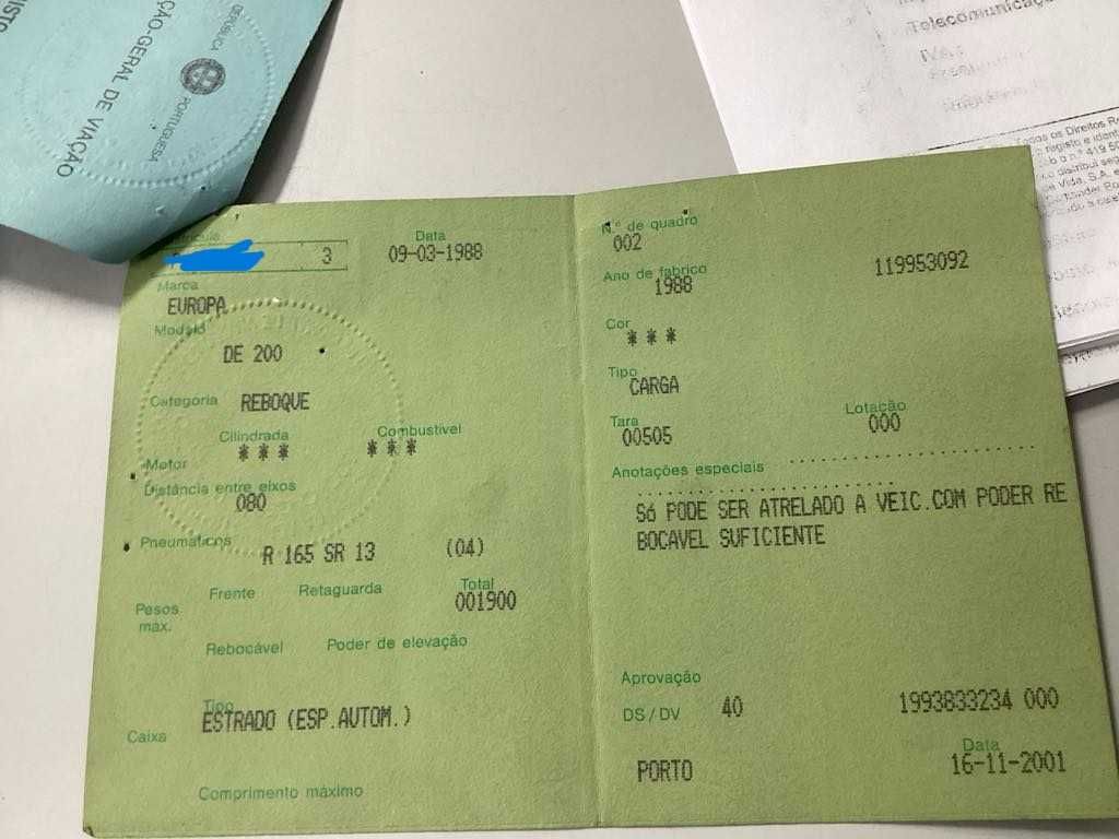 Reboque robusto para transportar veículos, com docs.
