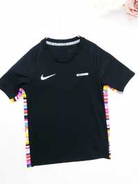 AZ12  sportowa Koszulka NIKE dziewczęca czarna WF TERMO 135 CM 8 LAT