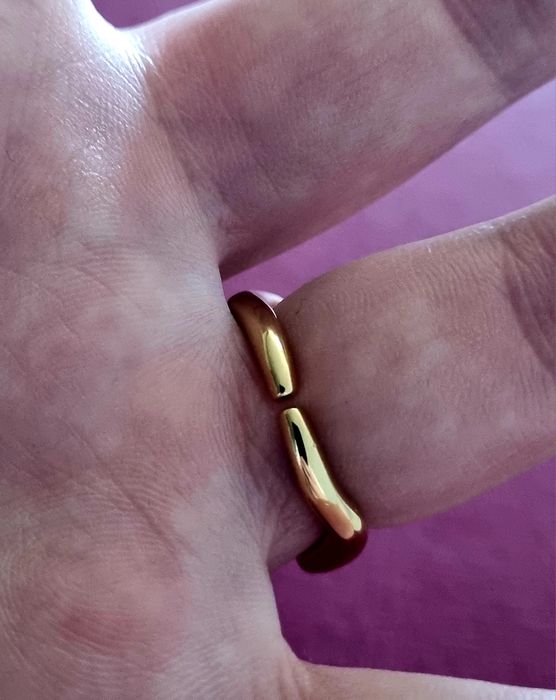 Anel dourado, em aço, com uma madrepérola redonda. T17/18