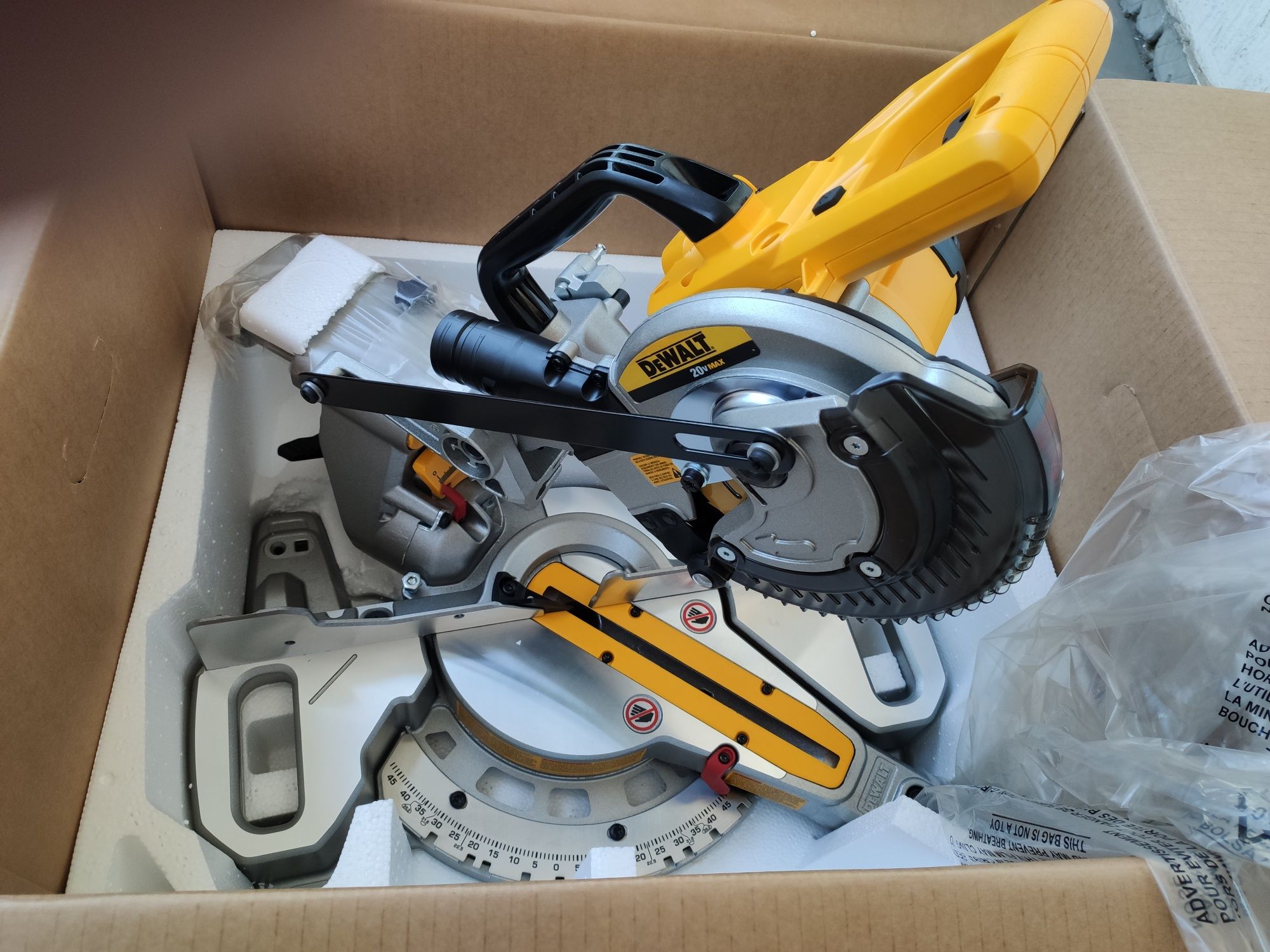 DeWALT DCS361b XR 20Vmax акумуляторна розсувна торцювальна пилка 184мм