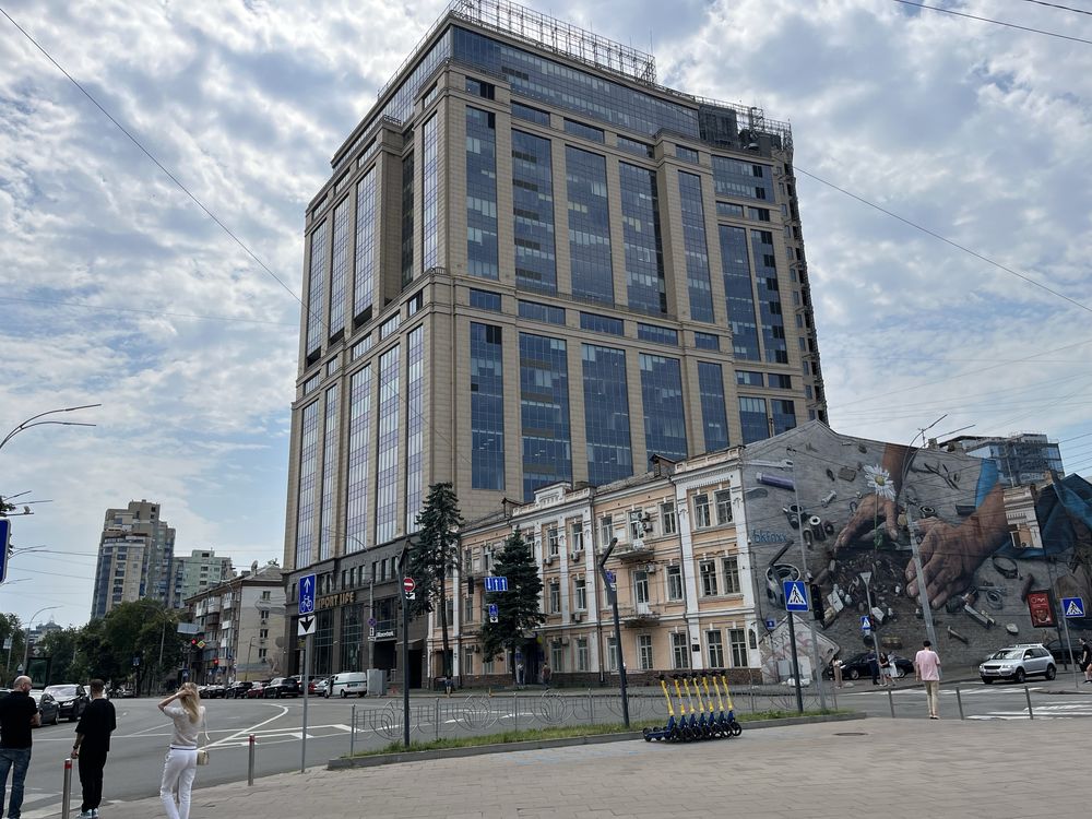 1кімн. 41кв.м.Омеляновича-Павленка  (Суворова) 18/20 .