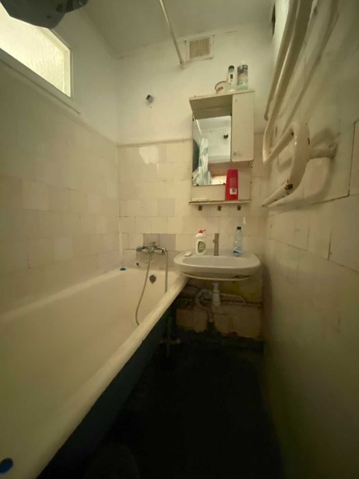 Продам 4-х  квартиру  на Польовій в цегляному будинку на 2-му поверсі