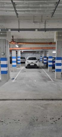 Dobre miejsce parkingowe w hali garażowej między 2 filarami Chylonia