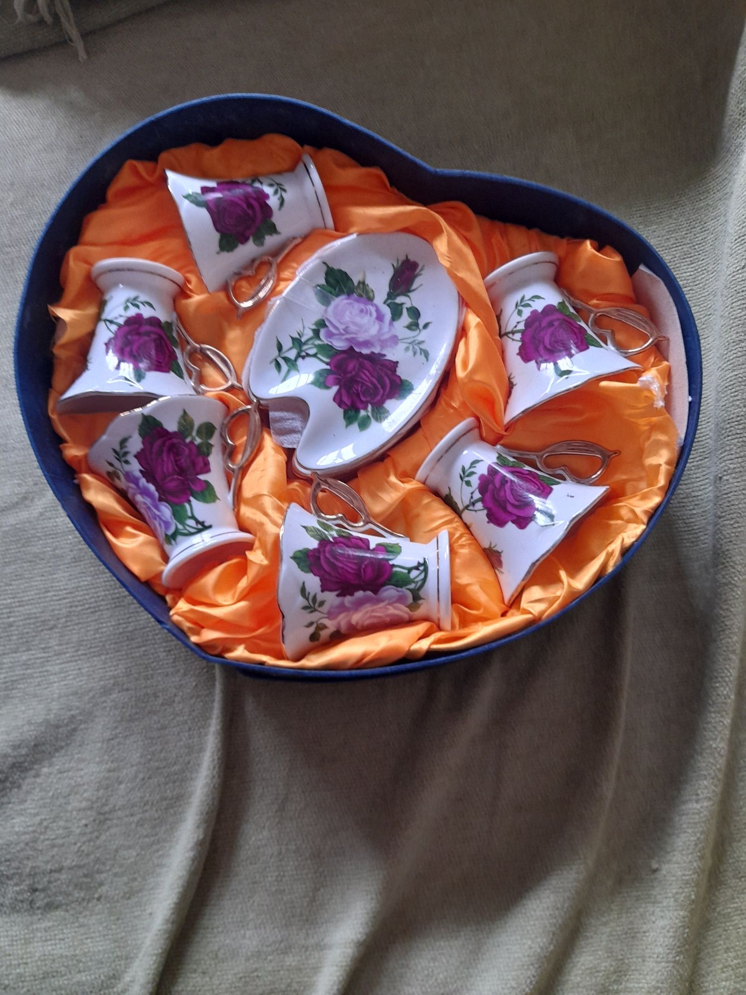 Conjunto de chavinas e prato de bolo