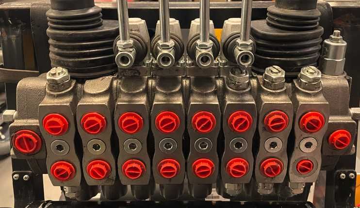 Rozdzielacz hydruliczny 8-sek., 2 joysticki