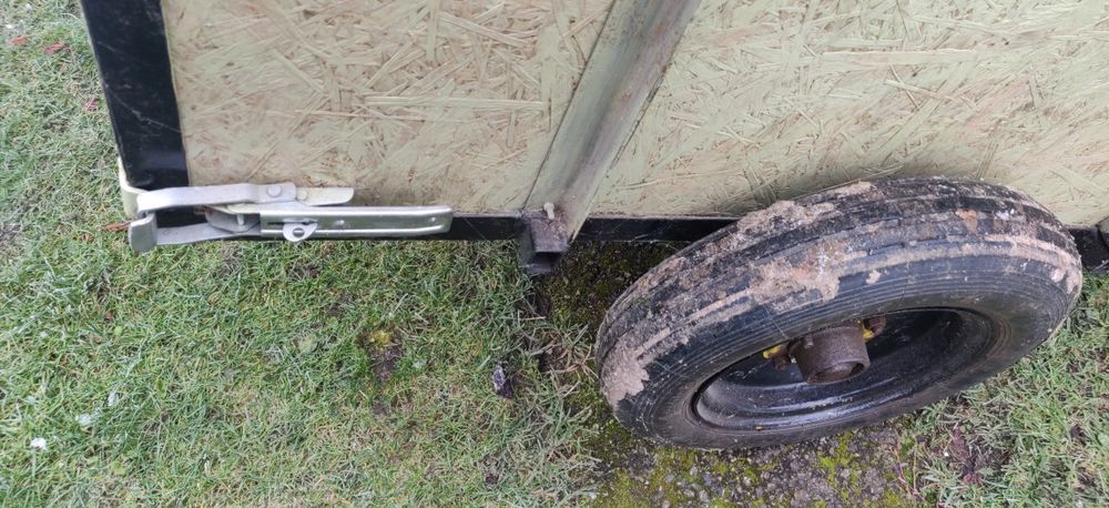 przyczepka do traktorka ogrodowego, wysokie burty, mocne koła i piasty