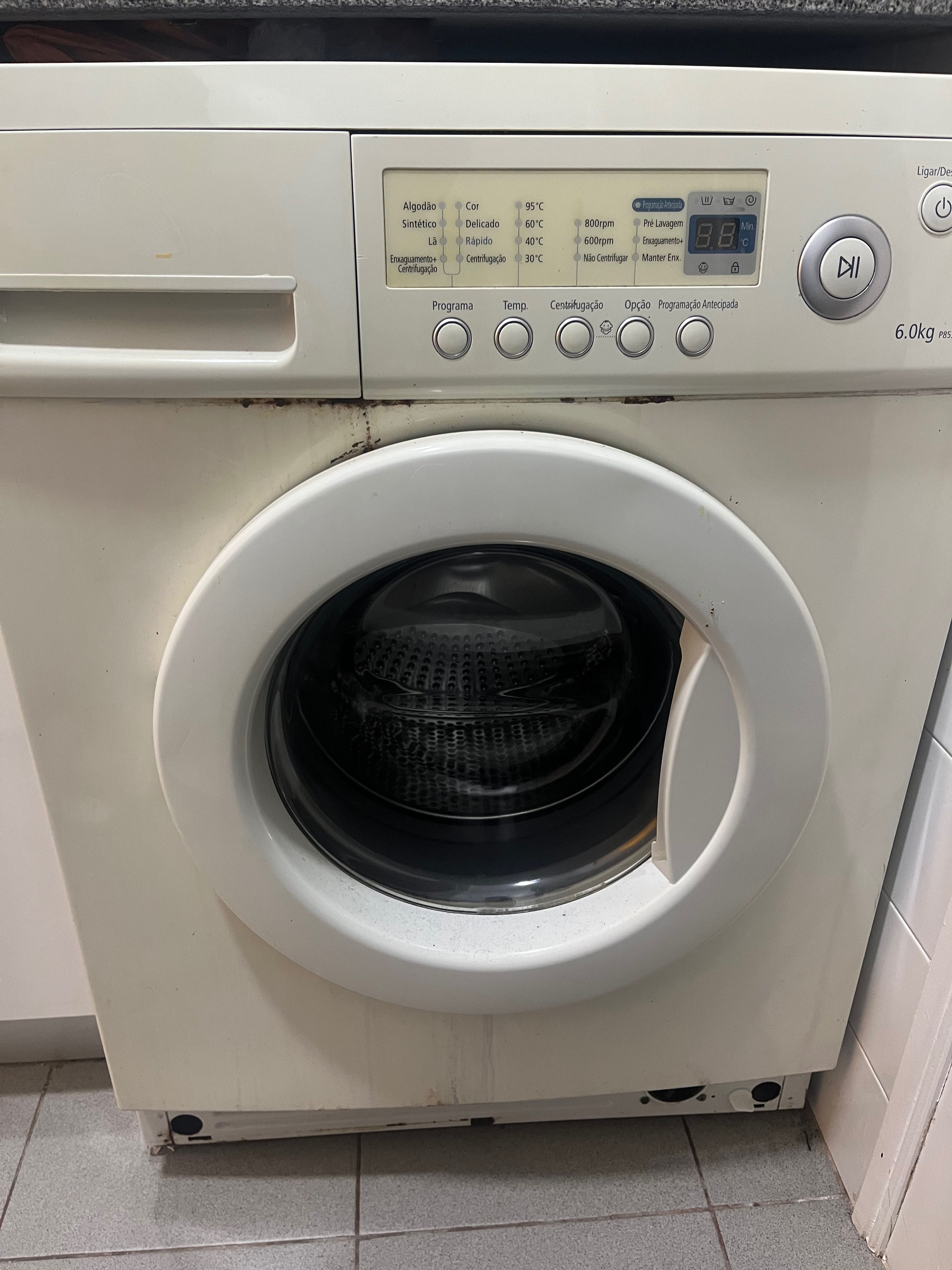 Máquina lavar e frigorífico