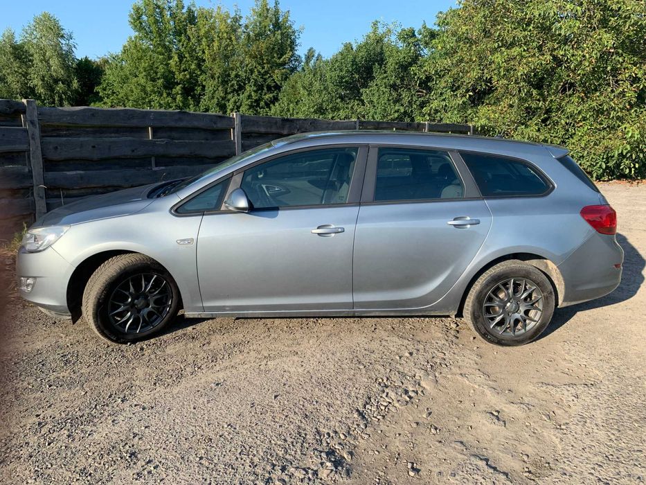 Opel Astra Sports Tourer 2011 1.6л