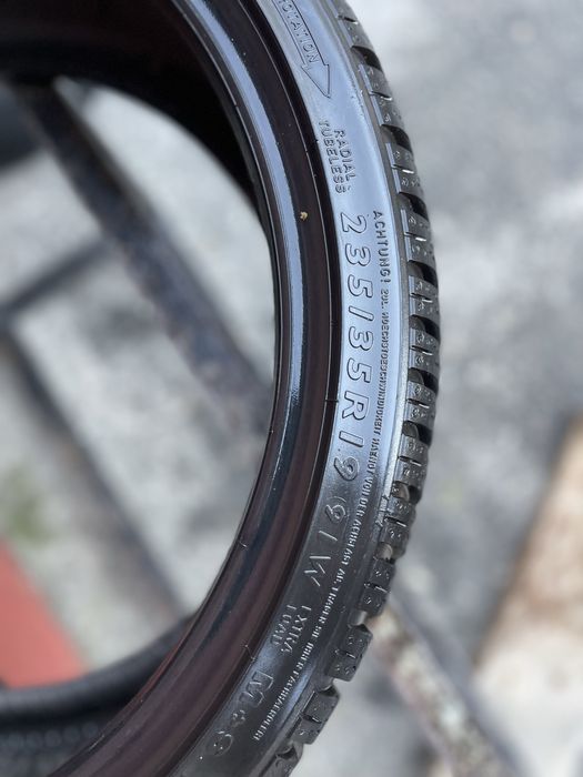 Шини 235/35 r19 зима Dunlop