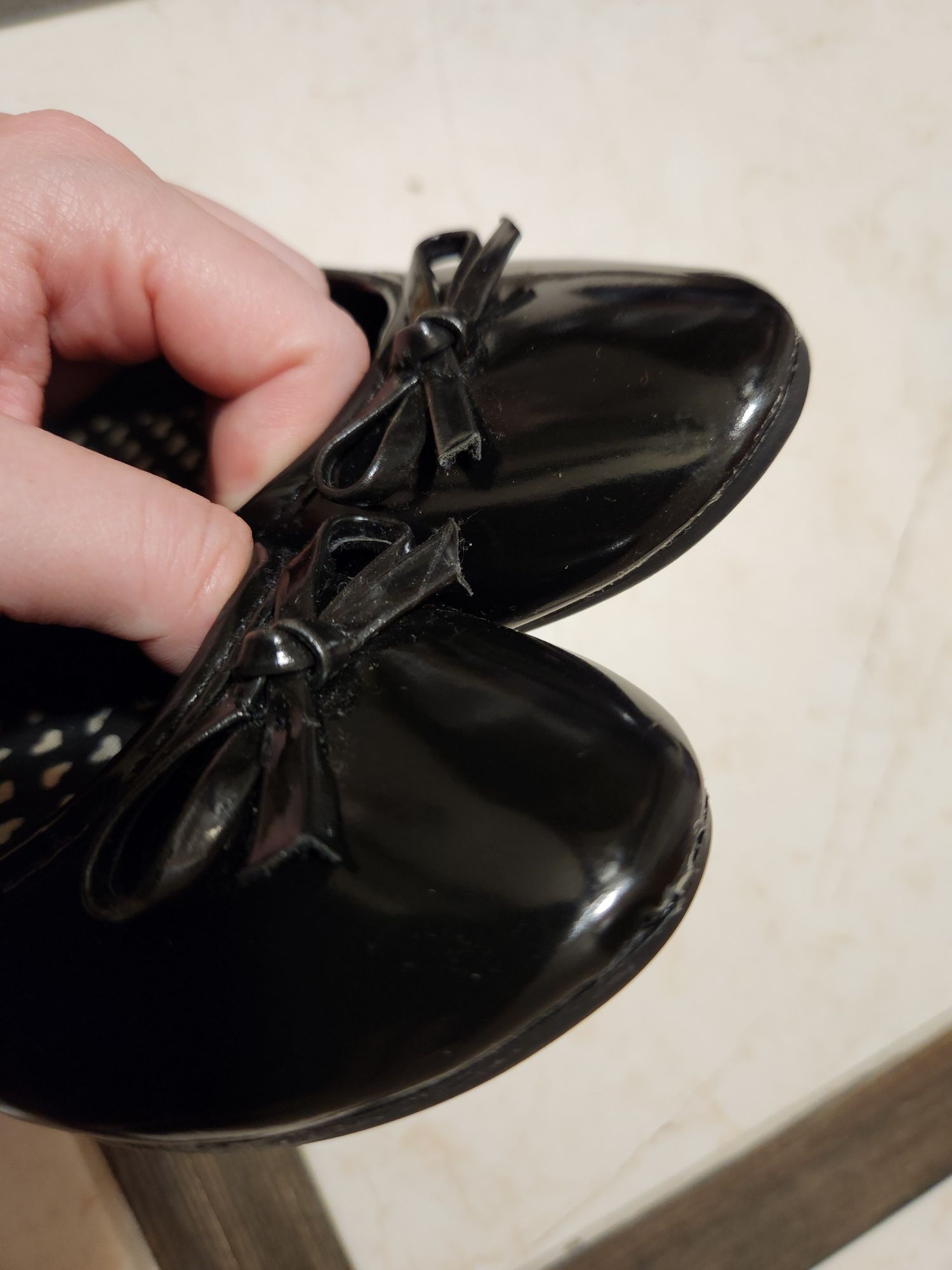 Чорні класичні лаковані туфлі на дівчинку в школу