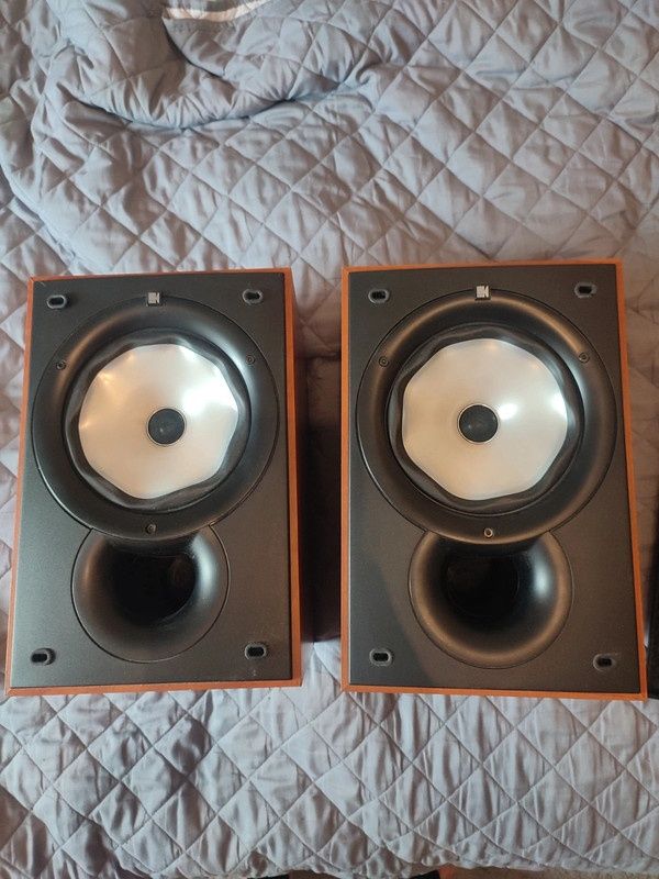 Kolumny  KEF Q15.2
