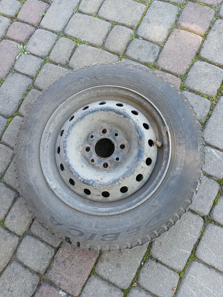 Opona z felgą w stanie dobrym