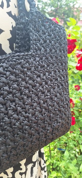 Чорна жіноча сумочка зв'язана з рафії