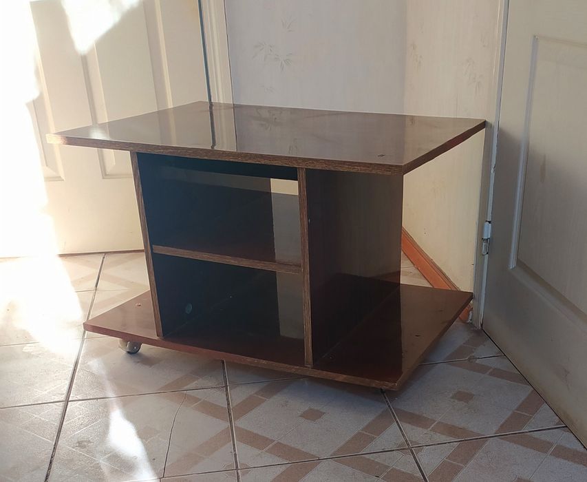 Журнальный стол 71х56 см на колесиках.