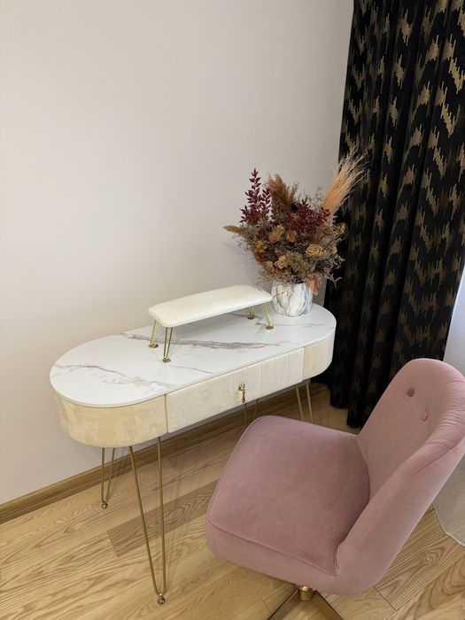 Toaletka/biurko kosmetyczne (manicure) – marmurowy blat, złote nogi