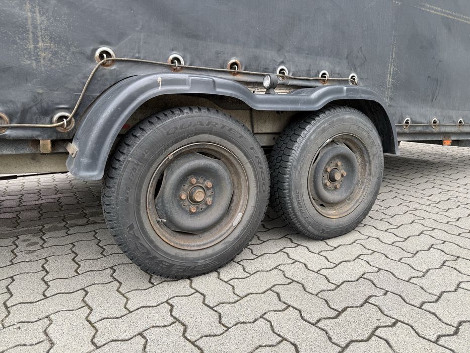 Auto laweta zamknięta