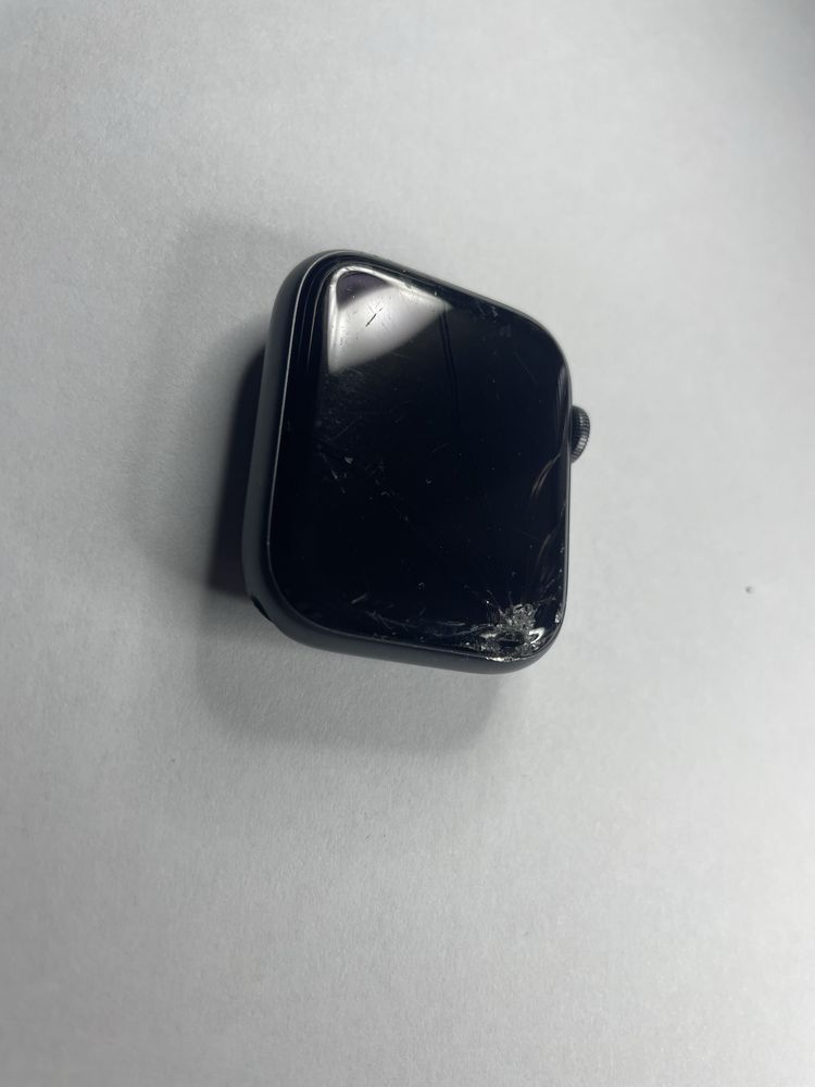 Apple Watch SE 44mm - uszkodzona szybka